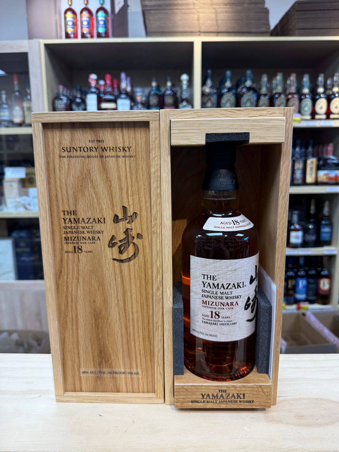 2025年　山崎 18年 ミズナラ　ウイスキー 木箱入り 700ml SUNTORY yamazaki mizunara 18 edition 700ml 48% – お酒の通販なら